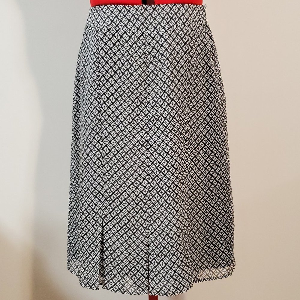 “Worthington” Black & White Diamond Pleat Skirt- 6